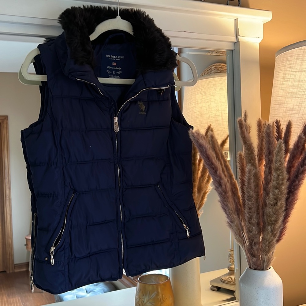 US Polo Assn. navy blue puffer vest with faux fur collar S
